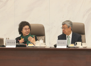 La presidenta del Yuan de Control Chen Chu (izq.) y el primer ministro Chen Chien-jen