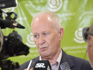 Raúl Lamberto presentando el funcionamiento de las oficinas móviles 