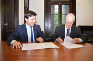 Raúl Lamberto y Matías Ezequiel Figueroa firmando el convenio