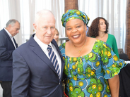 Leymah Gbowee, premio nobel de la paz con el Defensor del Pueblo, Raúl Lamberto