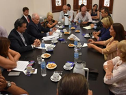El defensor del pueblo presentando el informe