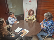 Reunión de la adjunta (en el medio) con representantes de la Asociación por la Defensa de las Pensiones Públicas