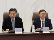 El vicepresidente del Yuan de Control, Lee Hung-chun (izq), con el primer ministro Cho Jung-tai