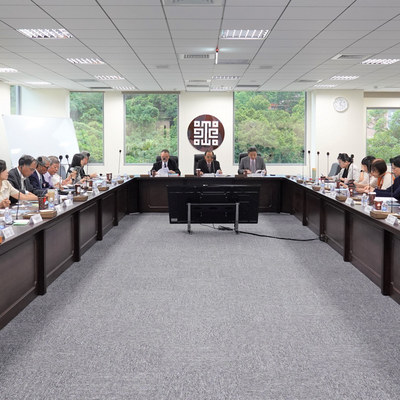 El coordinador del Comité del YC, Pasuya Poiconx (centro), preside la reunión de supervisión al NPM, el 12 de junio de 2025