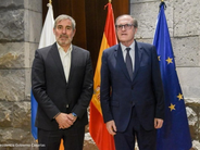 El Defensor (derecha) y el presidente del Gobierno de las Canarias