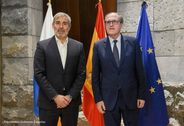 El Defensor (derecha) y el presidente del Gobierno de las Canarias