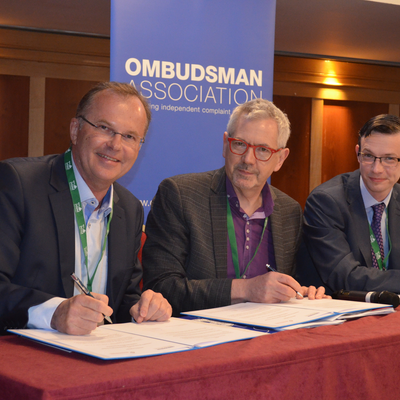 IOI Secretary General Günther Kräuter signs MoU