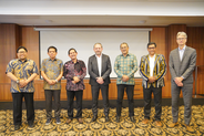 In the picture from left to right: Dadan Suharmawijaya, Jemsly Hutabarat, Bobby Hamzar Rafinus, Reinier van Zutphen, Indraza Marzuki Rais, Johannes Widijantoro and Stephan Sjouke