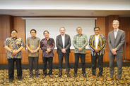 In the picture from left to right: Dadan Suharmawijaya, Jemsly Hutabarat, Bobby Hamzar Rafinus, Reinier van Zutphen, Indraza Marzuki Rais, Johannes Widijantoro and Stephan Sjouke
