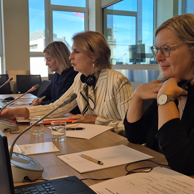 (de g.&agrave;.dr) : Liesje Schreinemacher, Secr&eacute;taire g&eacute;n&eacute;rale adjointe du Secr&eacute;taire g&eacute;n&eacute;ral du Benelux ; Claudine Konsbruck, Ombudsman du Grand-Duch&eacute; de Luxembourg ; Collaboratrice