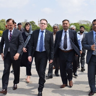 President Field (centre), Provincial Ombudsman Sindh, Ajaz Ali Khan (left), and other dignitaries, on the way to the Mazar-e-Quaid Mausoleum