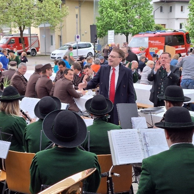 IOI President, Chris Field PSM, conducting a large band in rendition of the Josef Niggas March
