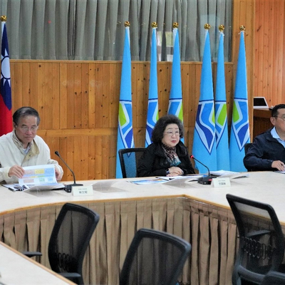 CY members Lin Wen-Cheng (1st from left) and Fan Sun-Lu (middle) inspect Fushoushan Veterans Farm, listen to briefing and conduct inquiries