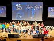 Niños cantando Tenim Veu durante la Gala final
