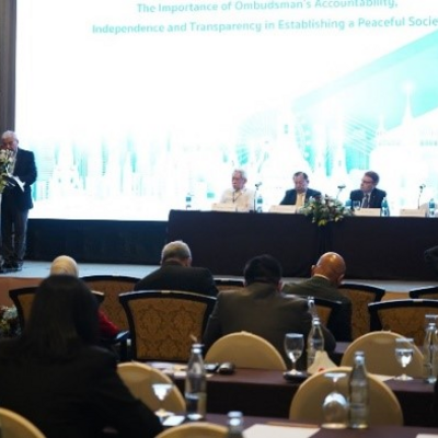 IOI President Chris Field PSM chairing a session of the International Seminar.