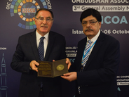 Hon’ble Ombudsman Punjab Major Azam Suleman Khan (Retd.) presents memento to Mr. Şeref Malkoç, Hon’ble Chief Ombudsman of the Republic of Türkiye / President OICOA