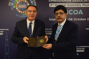 Hon’ble Ombudsman Punjab Major Azam Suleman Khan (Retd.) presents memento to Mr. Şeref Malkoç, Hon’ble Chief Ombudsman of the Republic of Türkiye / President OICOA