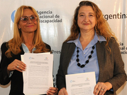 La defensora (derecha) con la representante de ANDIS