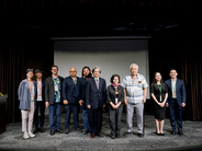 La vicepresidenta de la NHRC, Yu-ling Wang (cuarta desde la derecha), preside el “Foro de Diálogo Intergeneracional sobre Derechos Humanos en Asia 2025” y posó para una foto con los invitados distinguidos