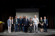 La vicepresidenta de la NHRC, Yu-ling Wang (cuarta desde la derecha), preside el “Foro de Diálogo Intergeneracional sobre Derechos Humanos en Asia 2025” y posó para una foto con los invitados distinguidos