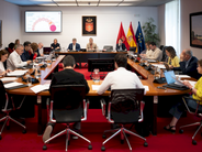 El Defensor del Pueblo de Navarra ha presentado la Memoria Anual 2025 de su institución en el Parlamento de Navarra.