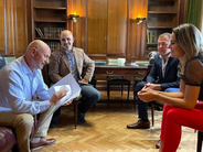 El Defensor del Pueblo Gabriel Savino con la senadora nacional Carolina Losada en su despacho del Congreso de la Nación