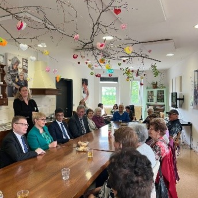 IOI President, Chris Field PSM, meeting with members of the day care centre, Hiša dobre volje.