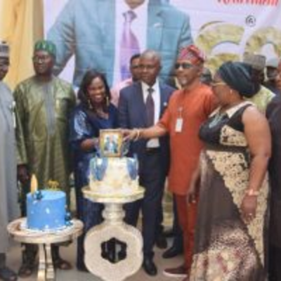 Cutting of the valedictory cake