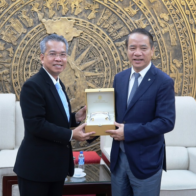 Mr Chaechai presents token of appreciaton to GIV