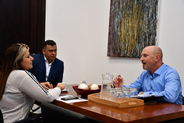 El Defensor del Pueblo de Santa Fe, Gabriel Savino, la responsable del enlace técnico de la Red Territorial contra la violencia laboral, Nilda Galazino, y al Jefe de la Agencia Territorial Rosario, Mario Gigena 