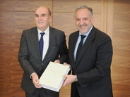 El Procurador del Común Tomás Quintana y el Presidente de las Cortes Carlos Pollán Fernández