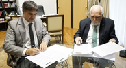 Firmando el convenio: el procurador interino (izq.) y el presidente del CPACF