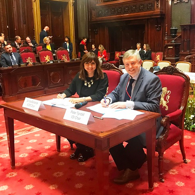 President Ballanca and President Tyndall sign MoU