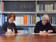 Esther Giménez-Salinas firmando el convenio