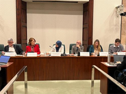 La síndica de greuges de Cataluña, Esther Giménez-Salinas, y el adjunto general, Jaume Saura, en el Parlamento de Cataluña