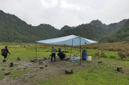 La escasa vegetación del área pública en donde se preparan comidas del lago Songluo, en Yilan
