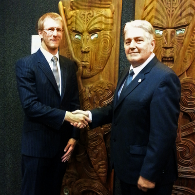 S.E. Hayden Earle Montgomery (Embajador de Nueva Zelandia) con Dr. Bistoletti