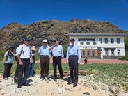 Miembros del Yuan de Control inspeccionaron el terreno en la isla de Dongji, parte del Parque Nacional Marino del Sur de Penghu