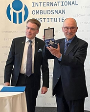 IOI presidente entrega la medalla a Rafael Ribó