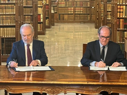 El defenso del pueblo Gabilondo y director da la RAE firman acuerdo