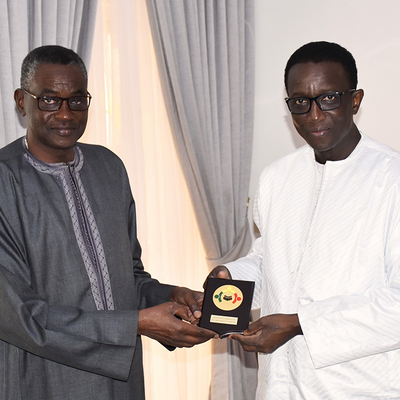 La remise du logo à Monsieur le Premier Ministre