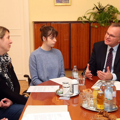 Complainant and her mother with Ombudsman