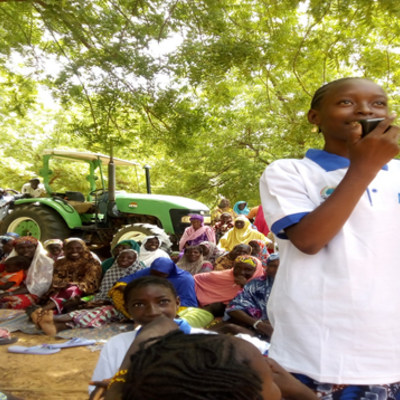 Les enfants exprimant leur gratitude au Médiateur de la République