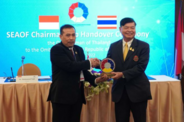 Somsak Suwansujarit (R) hands over the symbol of the SEAOF Chairmanship to Mokhammad Najih (L)