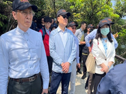 Los miembros del Yuan de Control visitaron el Puente Colgante del Lago de los Enamorados en Keelung