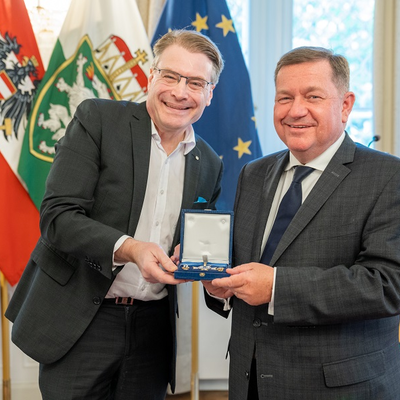President Field presents Werner Amon with the Golden Order of Merit and IOI Honorary Life Membership (© Land Steiermark/Robert Binder)