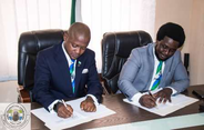 Ombudsman and ACC Commissioner signing the MOU