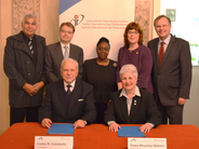 ILO President Constenla with IOI President Wakem, the Regional President Lynette Stephenson (in the middle) and the IOI Executive Committee (from left to right: John Walters, Chris Field, Diane Welborn, Günther Kräuter)