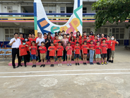 Yuan de Control inspecciona una escuela primaria