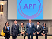 La presidenta Chen Chu junto al presidente interino de la reunión anual del APF, Khunan Jargalsaikhan, y miembros de las delegaciones